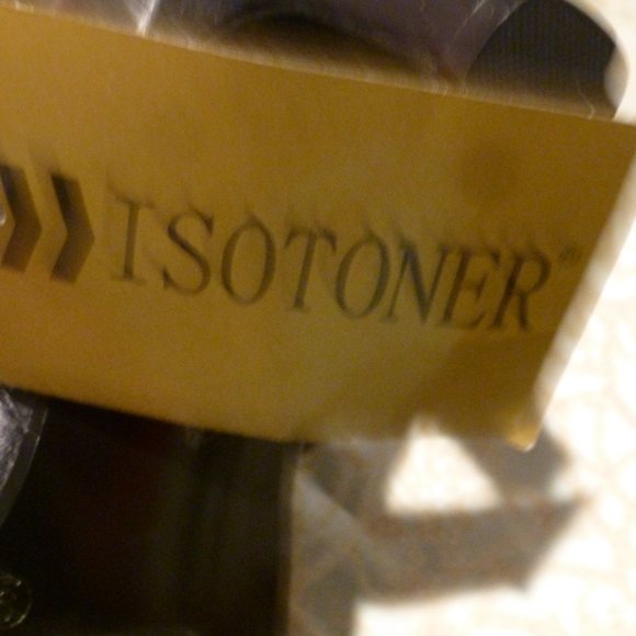 Isotoner  NEW Black  Leather Heeled Zippered Ankle Boots sz 9M - Picture 5 of 9